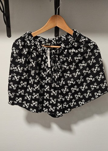 ASOS DESIGN broderie flippy short in black and white embroidery. Cute, Size US 4
