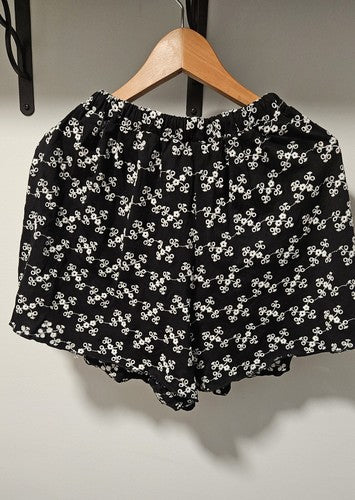 ASOS DESIGN broderie flippy short in black and white embroidery. Cute, Size US 4